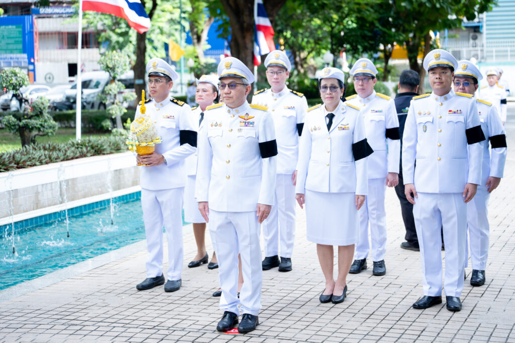 ศ. ดร.ชูกิจ ลิมปิจำนงค์ ผู้อำนวยการ สวทช. นำคณะผู้บริหารเดินแถวเข้าสู่พิธี