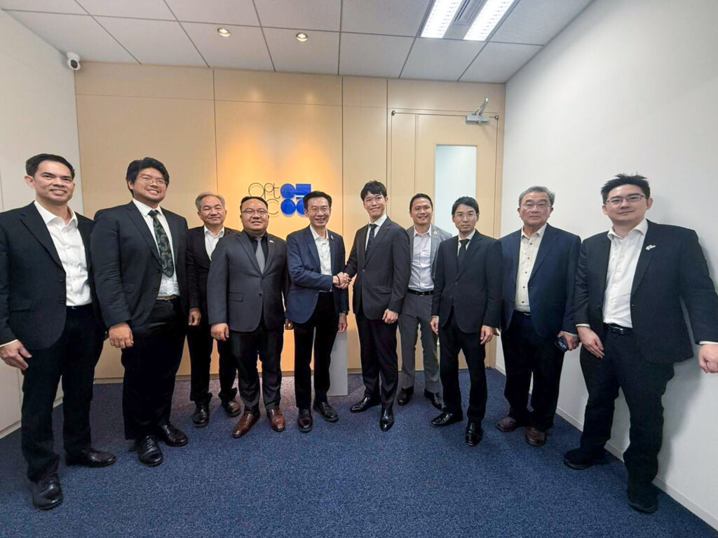 คณะผู้บริหาร อว. และ สวทช. ถ่ายภาพร่วมกับผู้บริหาร OptQC Corp. สตาร์ทอัปด้านควอนตัม