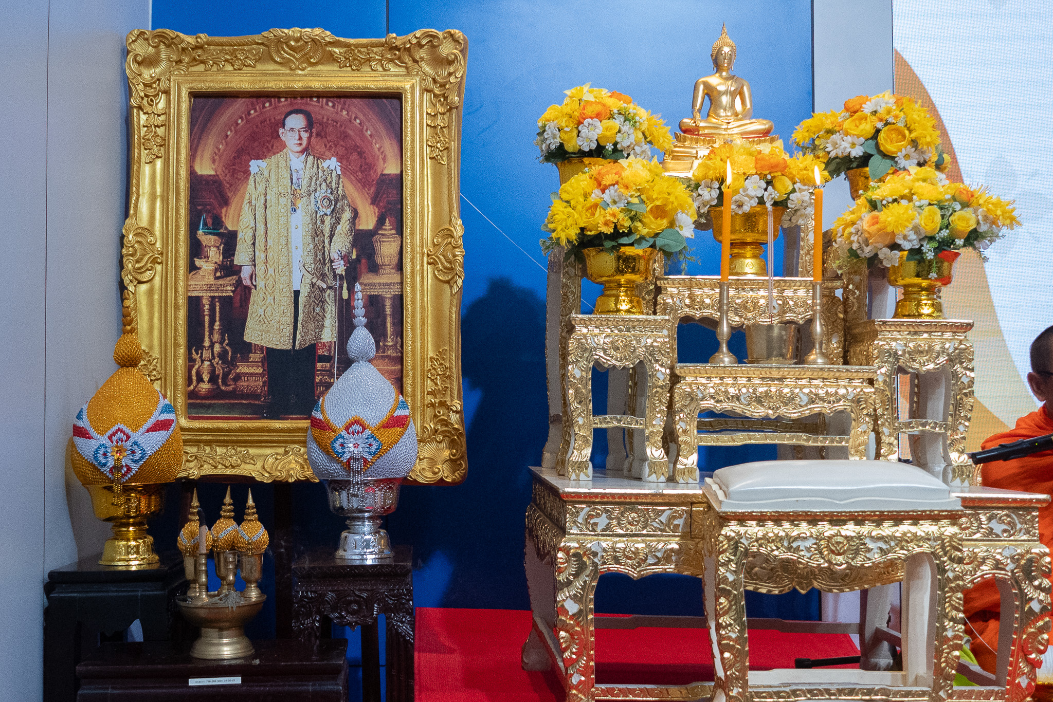 ภาพ พระบรมฉายาลักษณ์ ในหลวงรัชกาลที่ 9 และแท่นพระพุทธรูป
