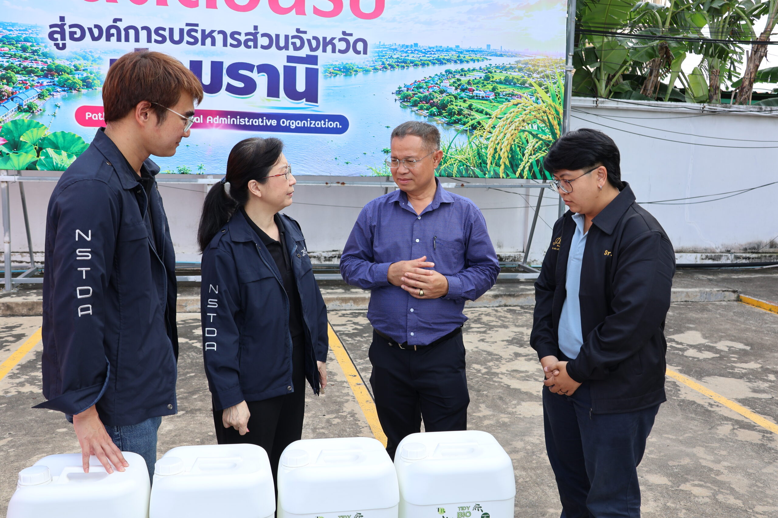 ภาพนักวิจัยไบโอเทค สวทช. สาธิตวิธีเตรียมผลิตภัณฑ์ TIDY BIO ORGANIC ให้แก่เจ้าหน้าที่ อบจ.ปทุมธานี