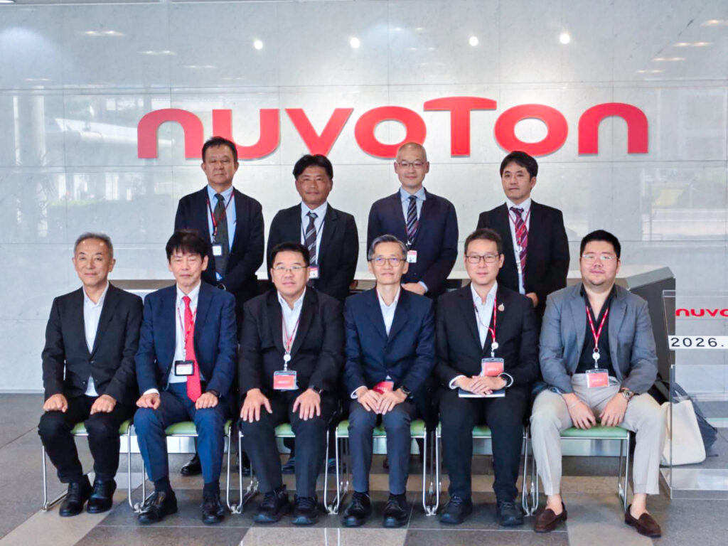 คณะผู้บริหารไทยถ่ายภาพร่วมกับผู้บริหาร Nuvoton Technology Corporation Japan (NTCJ)