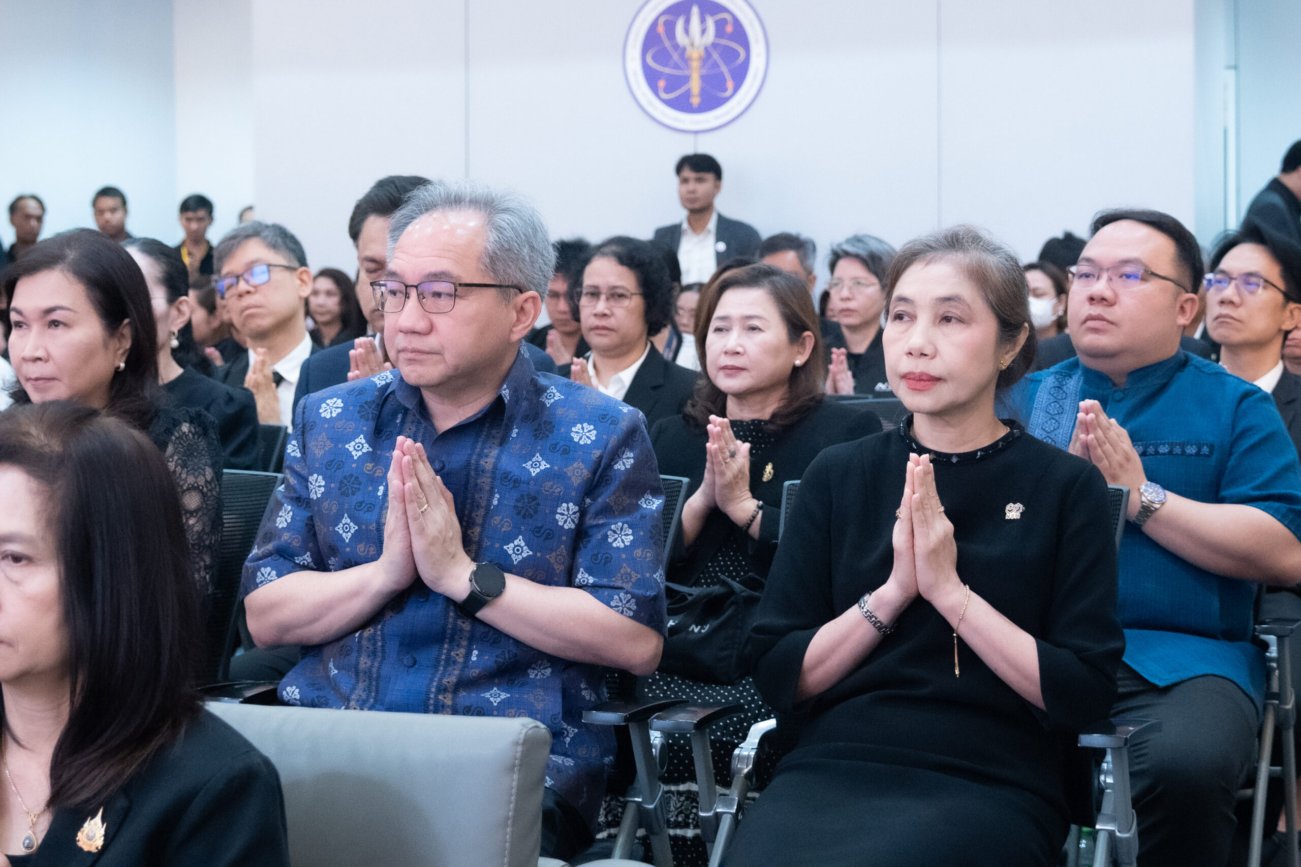 ภาพศาสตราจารย์ ดร.ชูกิจ ลิมปิจำนงค์ ผู้อำนวยการ สวทช. พร้อมคณะผู้บริหารเข้าร่วมพิธีบำเพ็ญกุศลเนื่องในวันนวมินทรมหาราช