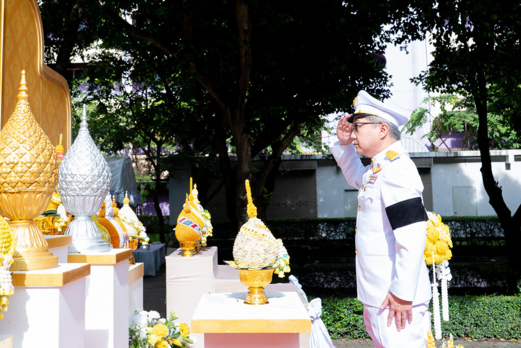 ศาสตราจารย์ ดร.ชูกิจ ลิมปิจำนงค์ ผู้อำนวยการ สวทช. แสดงความเคารพเบื้องหน้าพระบรมฉายาลักษ