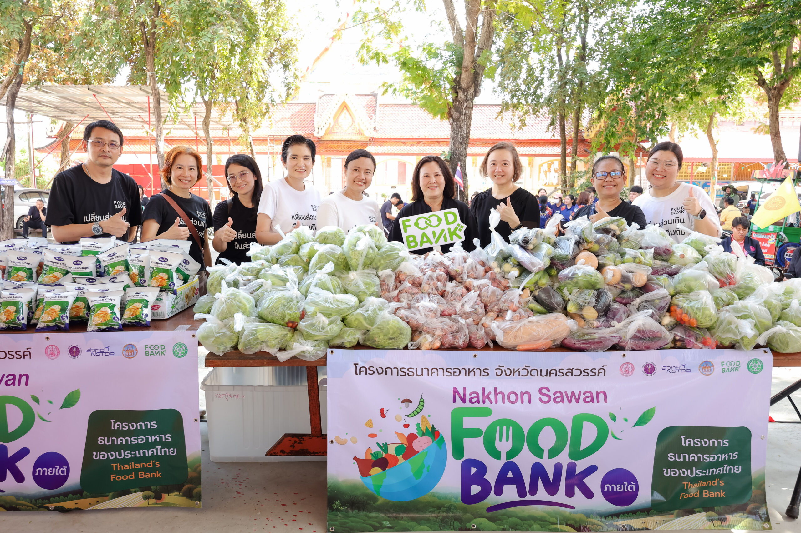 ภาพส่งมอบอาหาร: ภาพทีม Thailand’s Food Bank สวทช. ส่งมอบอาหารส่วนเกินให้แก่มูลนิธิแสงสวรรค์สงเคราะห์