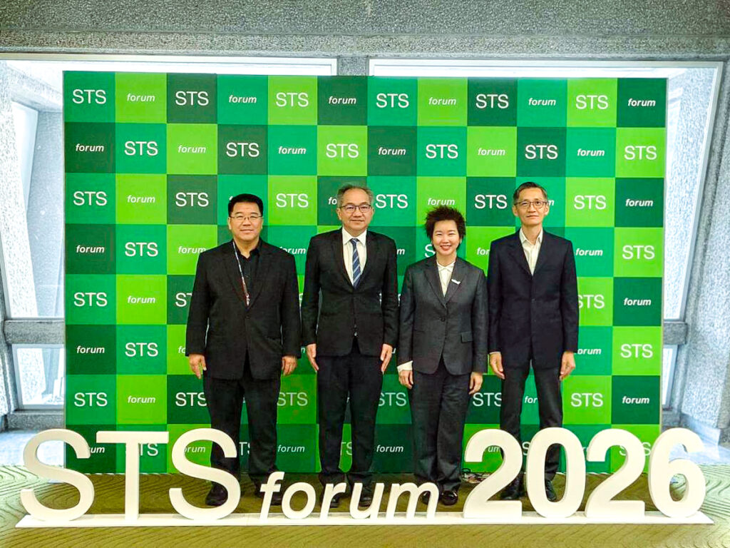 คณะผู้บริหาร .สวทช. ร่วมถาายภาะที่หน้าป้าย backdrop STS Forum 2026