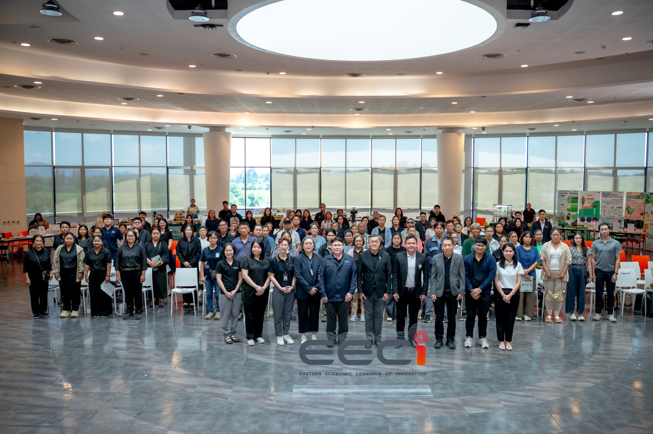 ภาพหมู่ผู้ร่วมงานEECi ผนึก ไบโอเทค นาโนเทค สวทช. ยกระดับสมุนไพรคุณภาพสูงครบวงจร เชื่อมห่วงโซ่คุณค่าจากต้นน้ำสายพันธุ์รับรอง สู่อุตสาหกรรมเกษตรมูลค่าสูง หนุนเกษตรกรไทยสู่ตลาดสากล