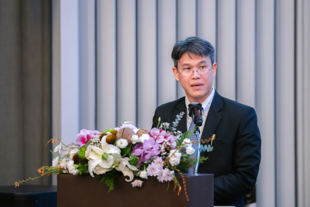 ดร.วิรัช ฉัตรดรงค์ รองประธานสภาอุตสาหกรรมแห่งประเทศไทย และประธานสถาบันดิจิทัลเพื่ออุตสาหกรรม (IDTI) กล่าวถึงยุทธศาสตร์ Empowering Growth with 5I บนโพเดียม