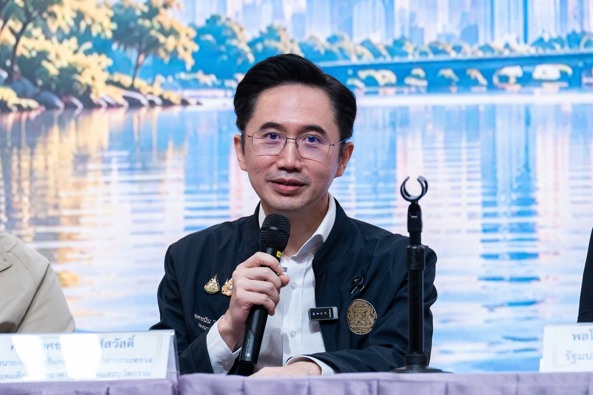 ภาพ ศ. ดร.ยศชนัน วงศ์สวัสดิ์ รองนายกรัฐมนตรี และ รมว.การอุดมศึกษา วิทยาศาสตร์ วิจัยและนวัตกรรม (อว.)
