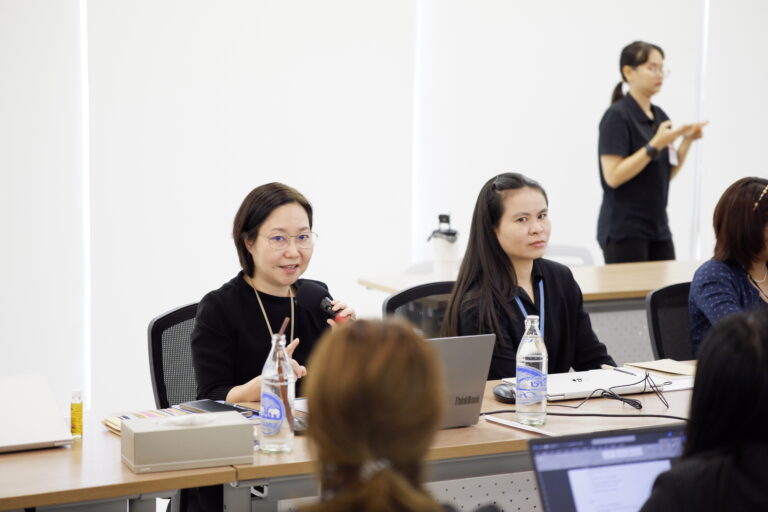 ดร.ภญ.รวิวรรณ มณีรัตนโชติ รักษาการผู้อำนวยการฝ่าย ศูนย์ทดสอบทางพิษวิทยาและชีววิทยา เป็นวิทยากรบรรยาย