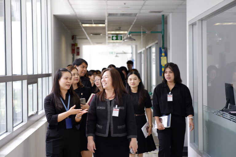 ดร.นุจรินทร์ วะสุกัน นำชมศูนย์ทดสอบทางพิษวิทยาและชีววิทยา (TBES)