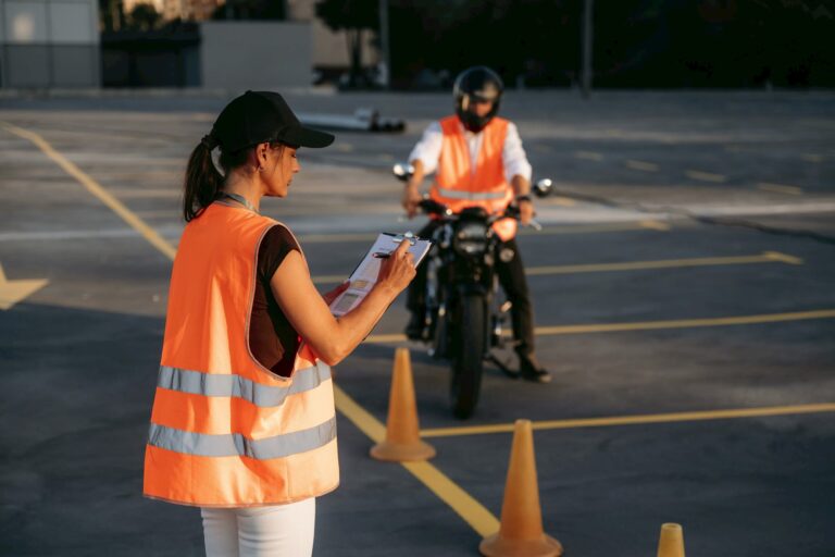 พัฒนาเกณฑ์ประเมินและทดสอบหมวกนิรภัยรถจักรยานยนต์สำหรับผู้บริโภค